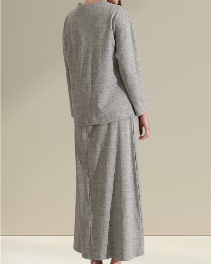 Breastfeeding Asiyah Set – A comfortable breastfeeding ensemble showcasing a sleeveless dress with a cardigan, crafted from lightweight cotton. The outfit includes a modest nursing top designed for easy breastfeeding access and a flowing long skirt, creating a chic and graceful appearance. Ideal for postpartum wear, this set combines style and practicality for nursing moms at home or on the go.