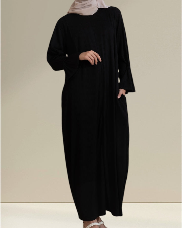 Breastfeeding Abaya HAWA in black – stylish and comfortable nursing wear.