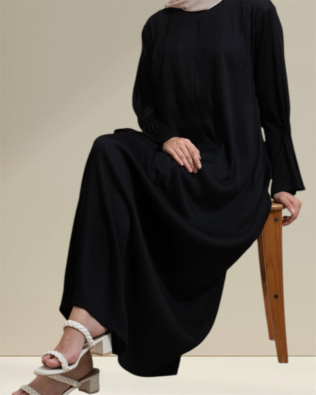 Breastfeeding Abaya HAWA in black - Elegant black abaya designed for breastfeeding, combining softness and breathability with a flattering, modest silhouette for everyday wear