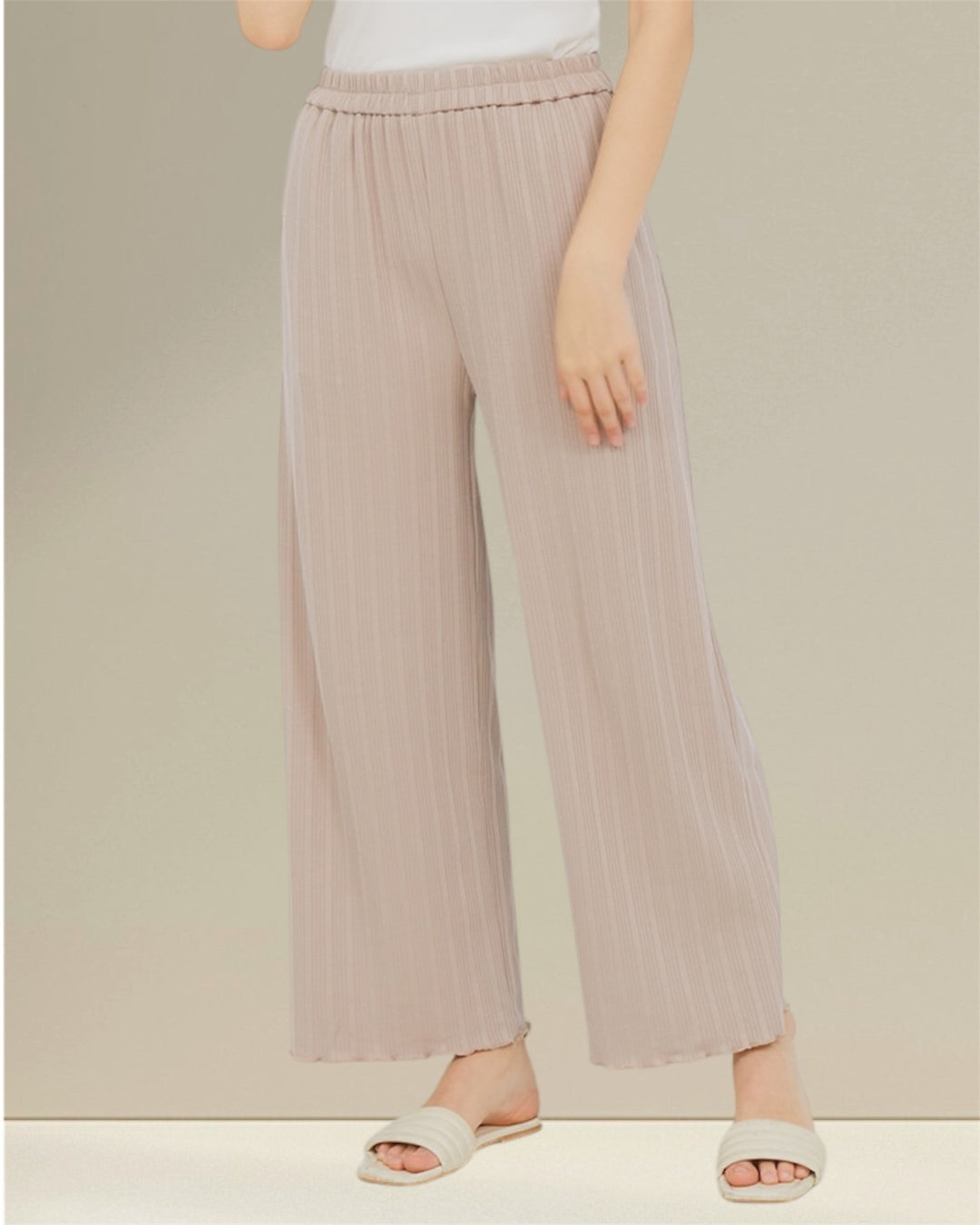 Breastfeeding Co-ord NOOR Set | Beige – ideal postpartum outfit offering style and comfort.