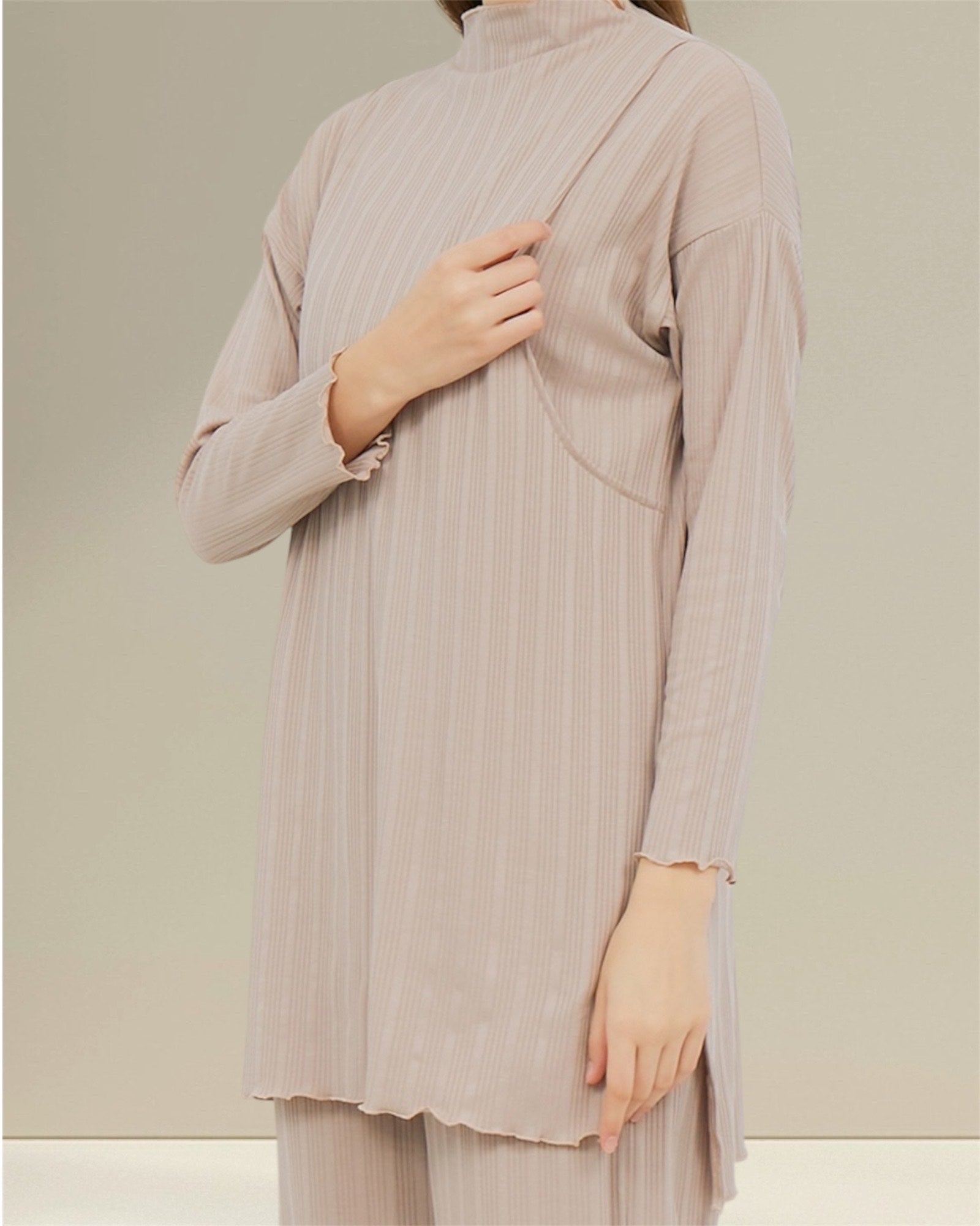 Breastfeeding Co-ord NOOR Set | Beige – versatile and discreet nursing clothes for mums.