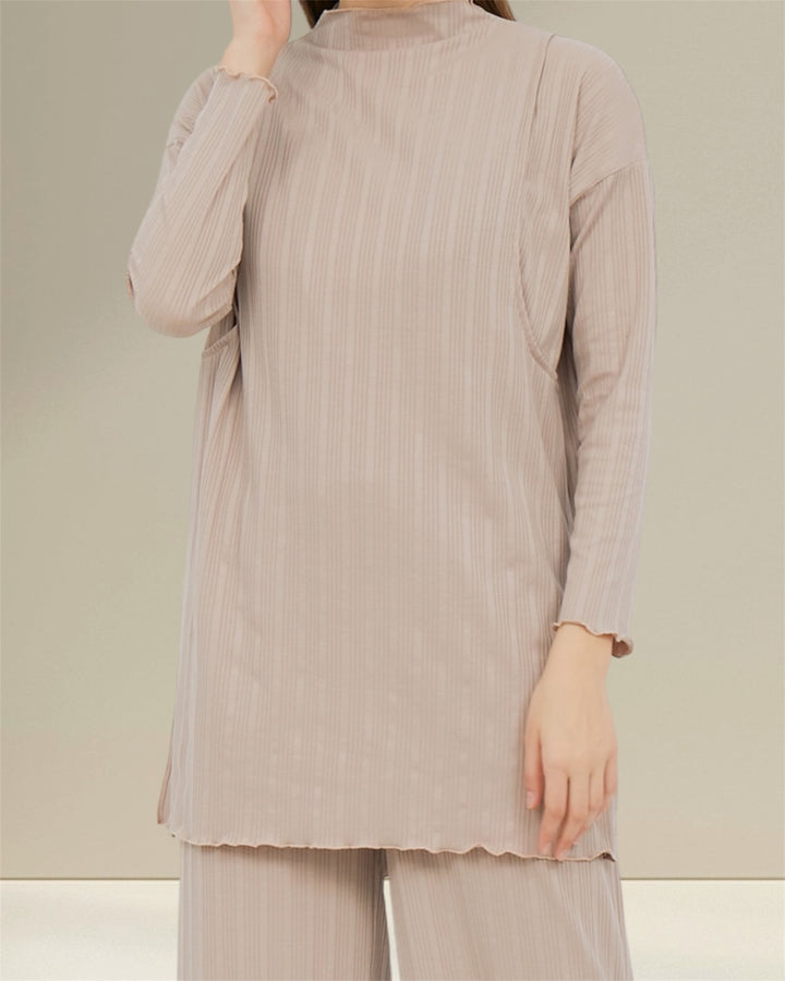 Breastfeeding Co-ord NOOR Set in beige – modest and practical nursing top with matching trousers.