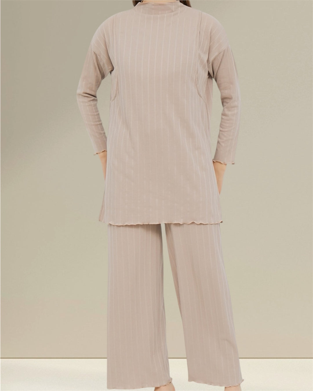 Breastfeeding Co-ord NOOR Set in beige – stylish and comfortable nursing top and trousers.