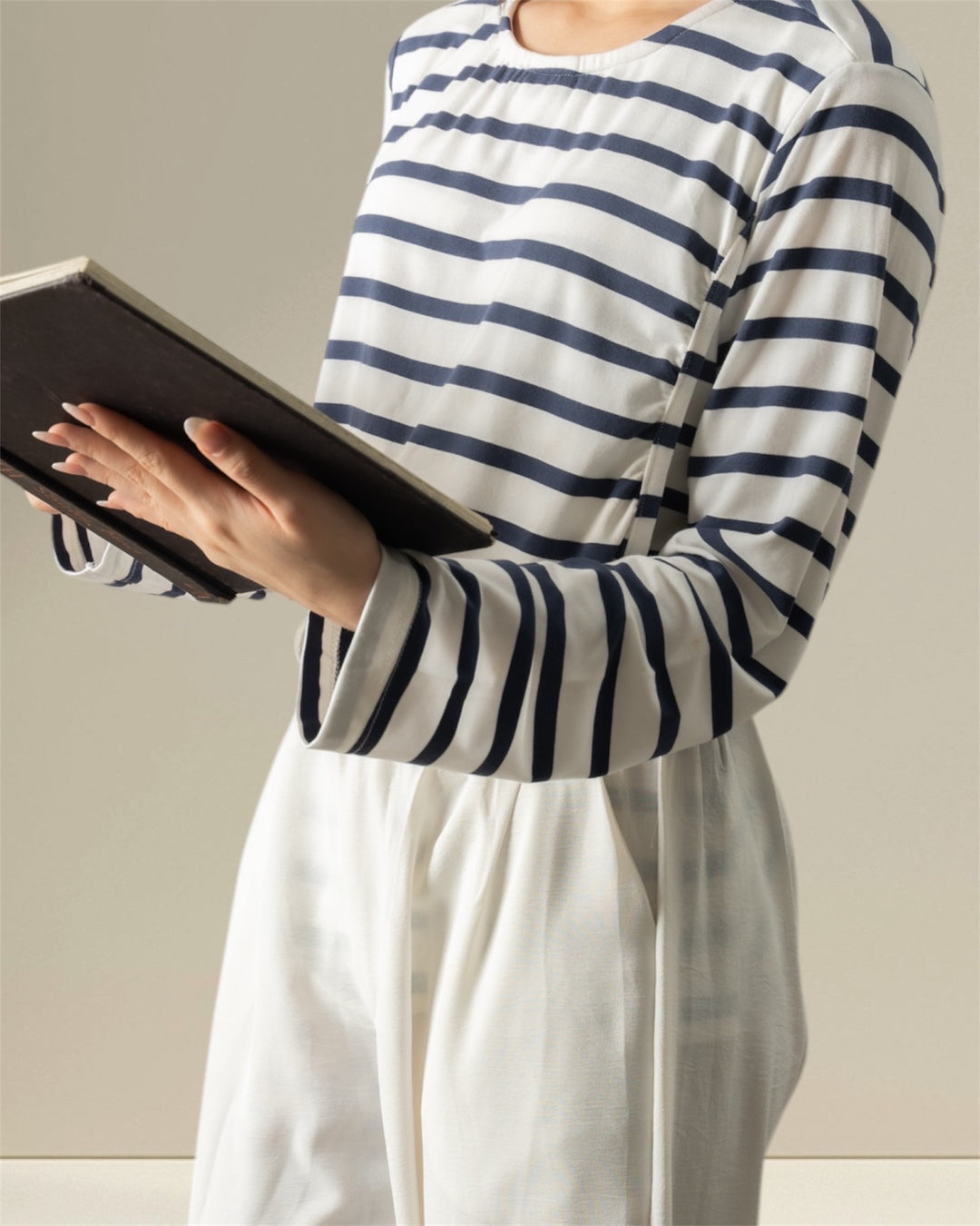 Breastfeeding Top YUSRA – stylish and comfortable nursing top for everyday wear.