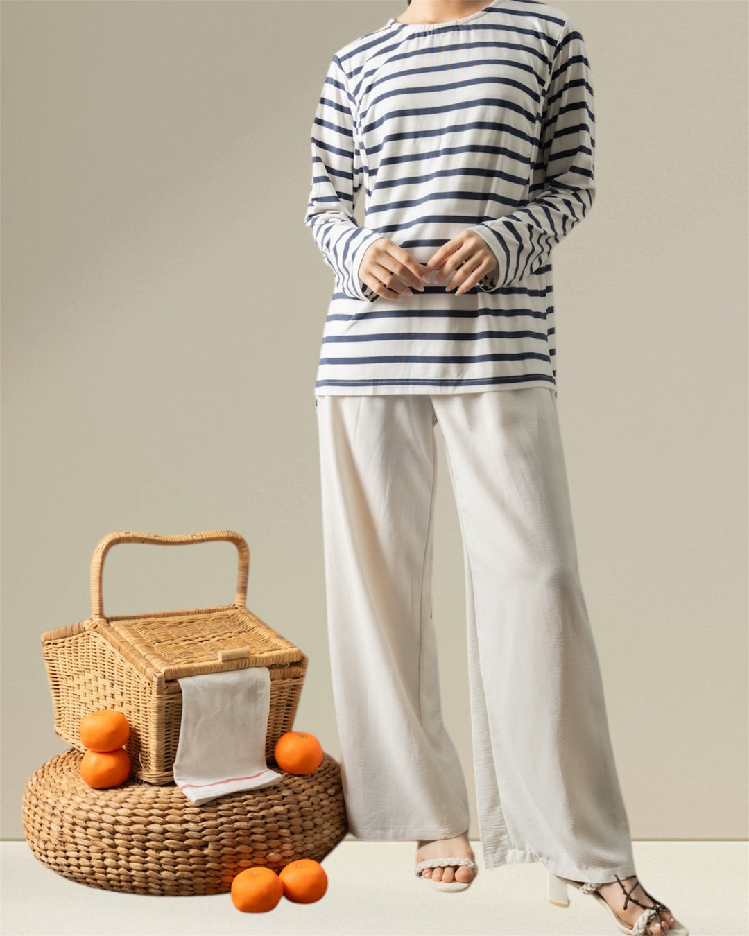 Nursing Top Yusra – a stylish and comfortable nursing top perfect for everyday wear.