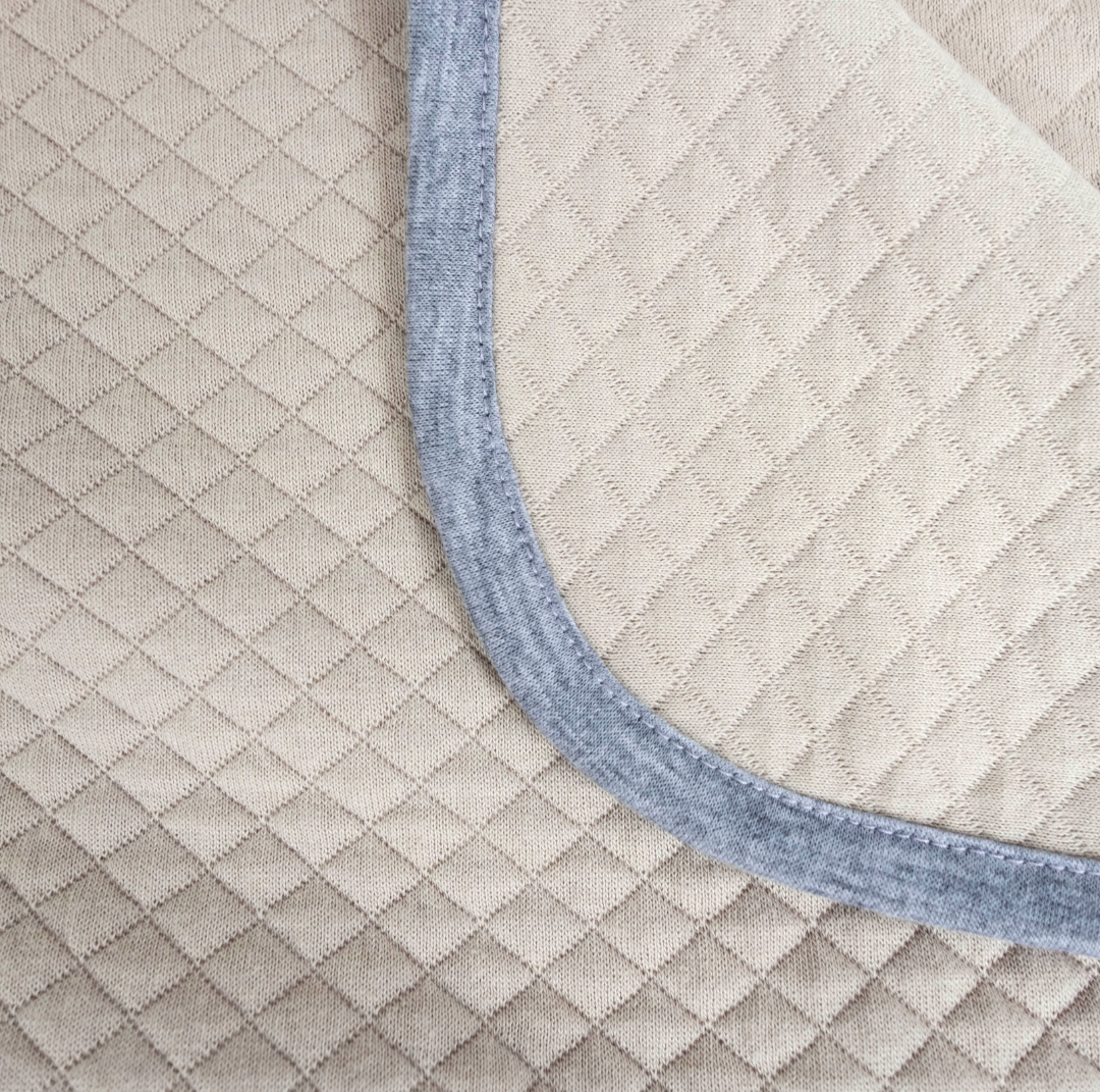 Soft and breathable breastfeeding cover blanket designed for moms and babies, featuring a snug hood for warmth during breastfeeding, naps, or travel. This versatile nursing cover is adjustable for comfort and easy access, and it also doubles as a pushchair blanket for outings