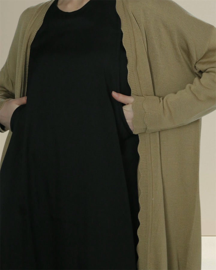 Modest nursing wear set consisting of an olive green cardigan and a black nursing dress, perfect for breastfeeding. The stylish abaya-style design ensures comfort and practicality for new mums during casual outings or family events.